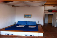Schlafzimmer mit Blick auf großen Flur